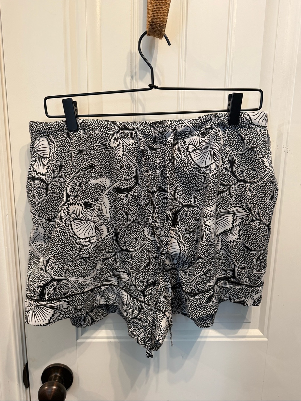 Satin Black & White Floral Drawstring Women's Shorts with pockets